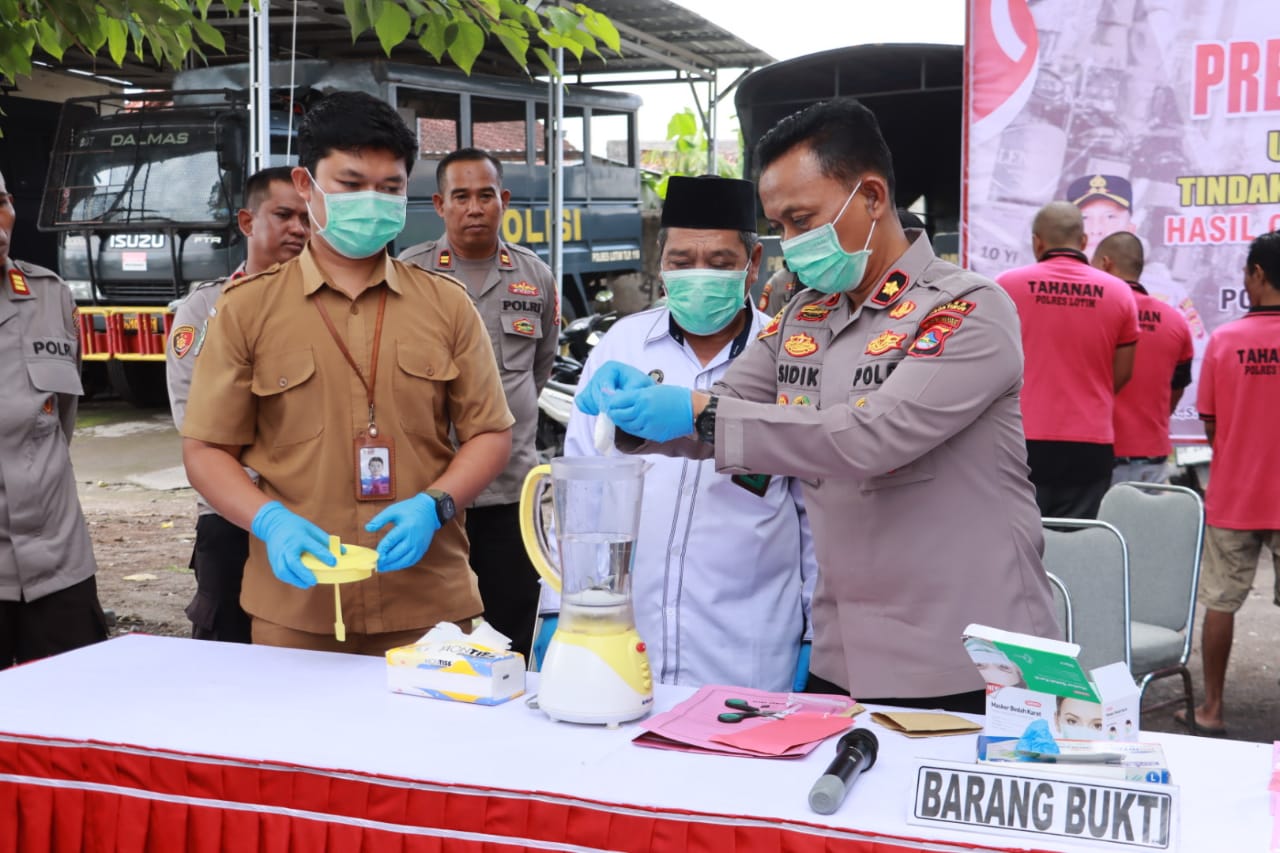 Wakapolres Lombok Timur bersama sejumlah instansi terkait saat melakukan pemusnahan barang bukti narkotika hasil operasi antik 2025.