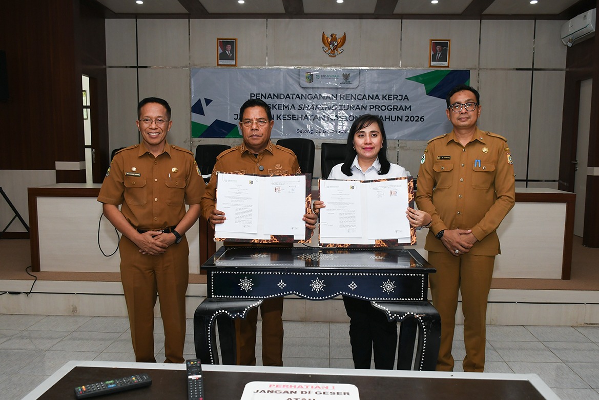 Bupati Lombok Timur Haerul Warisin bersama Kepala BPJS Kesehatan Lotim Elly Widiani menandatangani nota kesepahaman rencana kerja dan skema sharing iuran Jaminan Kesehatan Nasional.