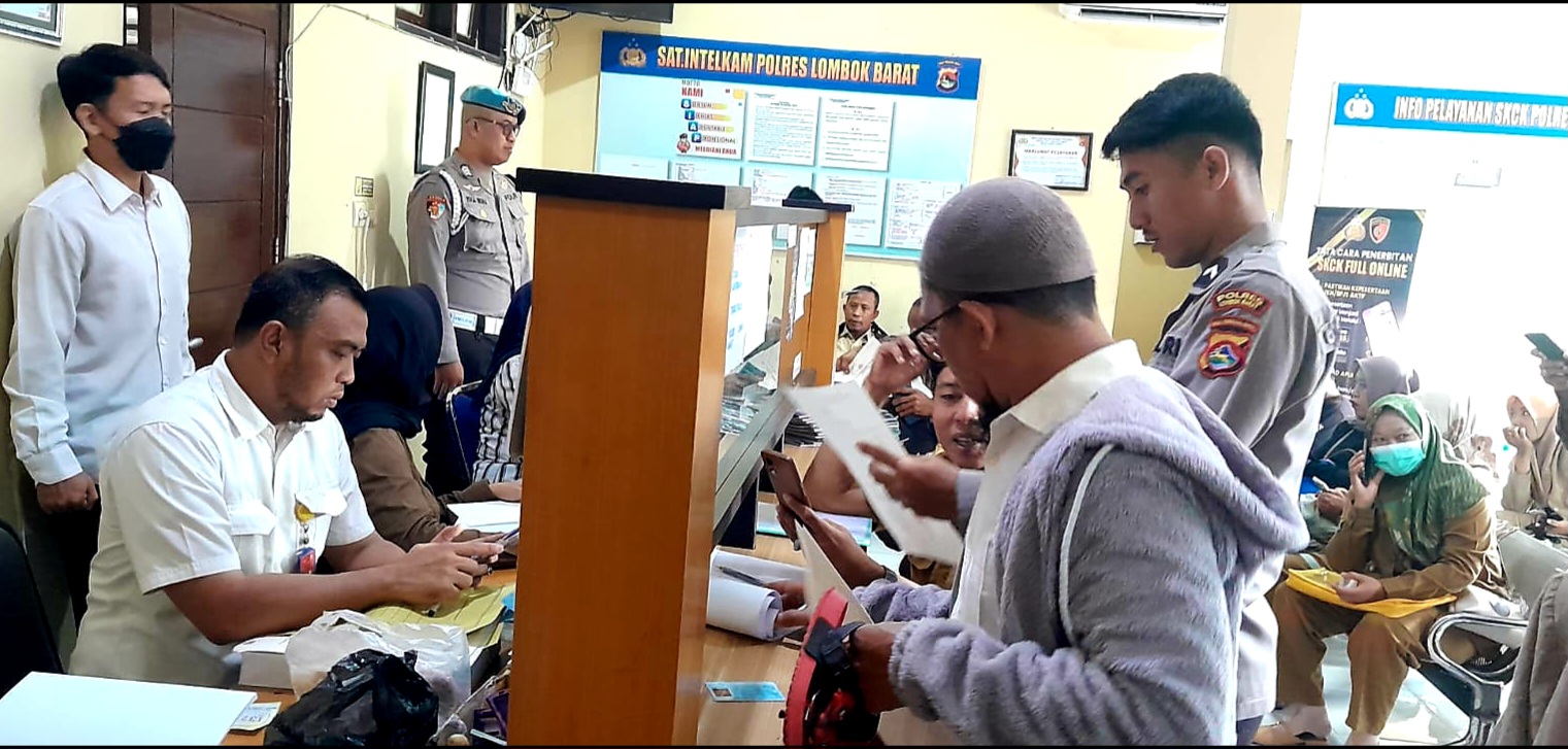 BERJUANG: Sejumlah pegawai honorer Pemkab Lombok Barat (Lobar) saat mengurus SKCK di Polres Lobar sebagai syarat administrasi pengangkatan PPPK Paro Waktu.