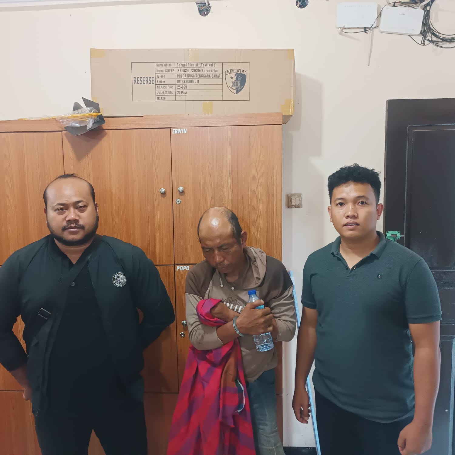 Terduga pelaku yang setubuhi anak kandungnya saat diamankan polisi di Daerah Bali.