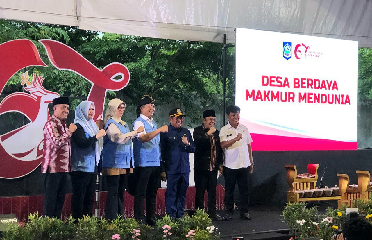 KOLABORASI:  Gubernur NTB Lalu Muhammad Iqbal (tengah) bersama Bupati Lombok Barat Lalu Ahmad Zaini (tiga dari kiri) dan beberapa kepala daerah lain meluncurkan program Desa Berdaya, Selasa (16/12).