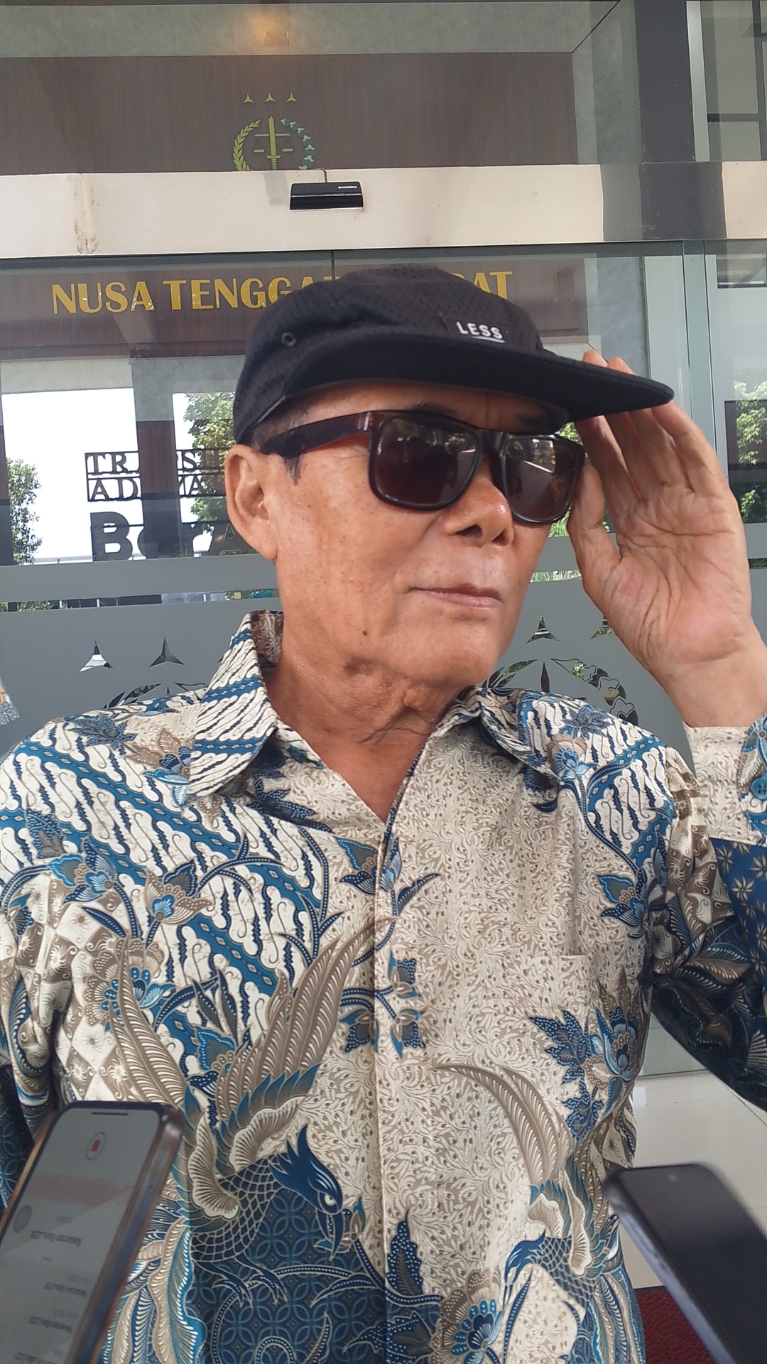 DIPERIKSA BPKP: Mantan Bupati Lotim Ali Bin Dachlan memberikan pernyataan usai diperiksa BPKP Perwakilan NTB di kantor Kejati NTB, Senin (15/12).