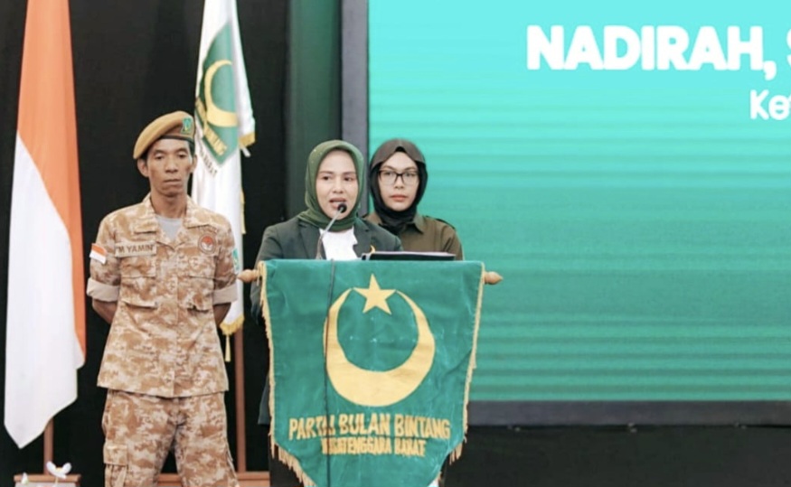 Ketua DPW PBB NTB Nadirah Al-Habsy berpidato usai pelantikan serentak pengurus DPW dan DPC PBB se-NTB di Hotel Lombok Raya Mataram, Senin (15/12).