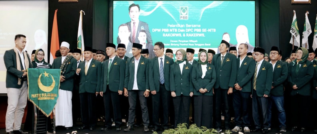 Ketua Umum PBB Gugum Ridho Putra melantik pengurus DPW PBB NTB di Hotel Lombok Raya Mataram, Senin (15/12).