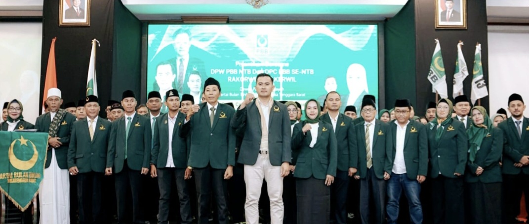 Ketua Umum PBB Gugum Ridho Putra didampingi Ketua DPW PBB NTB Nadirah Al-Habsy dan jajaran pengurus DPW usai pelantikan di Hotel Lombok Raya Mataram, Senin (15/12).