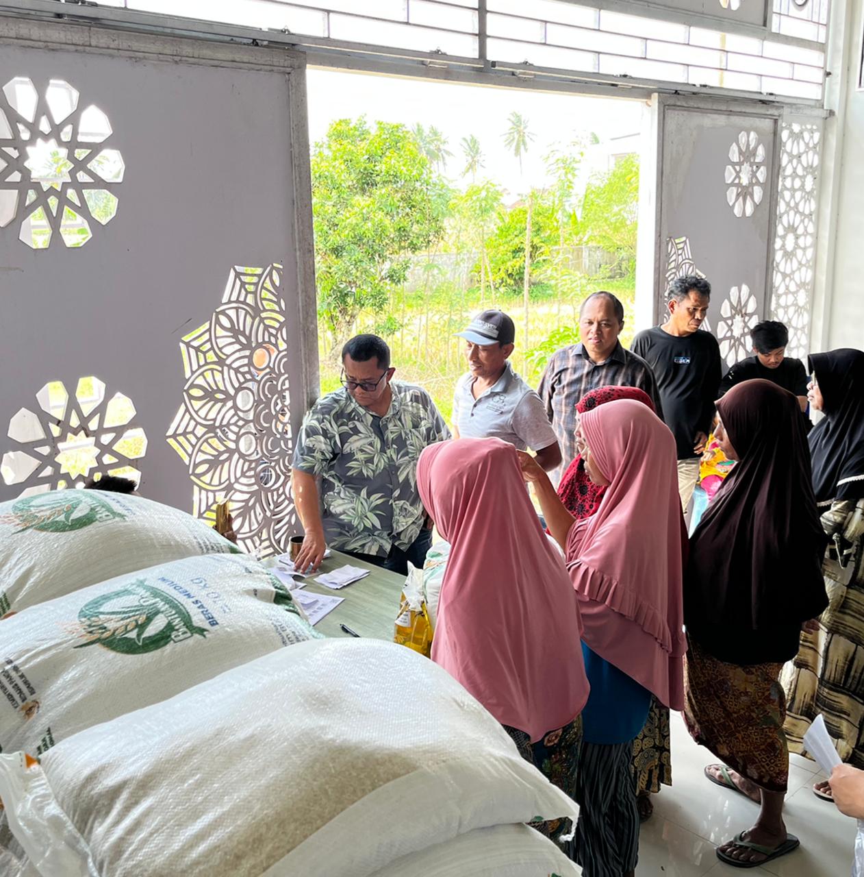 Perum Bulog Kantor Wilayah Nusa Tenggara Barat (NTB) klaim telah melampaui target pengadaan gabah dan beras tahun 2025, sekaligus menegaskan ketahanan stok beras di NTB sangat aman hingga 30 bulan.