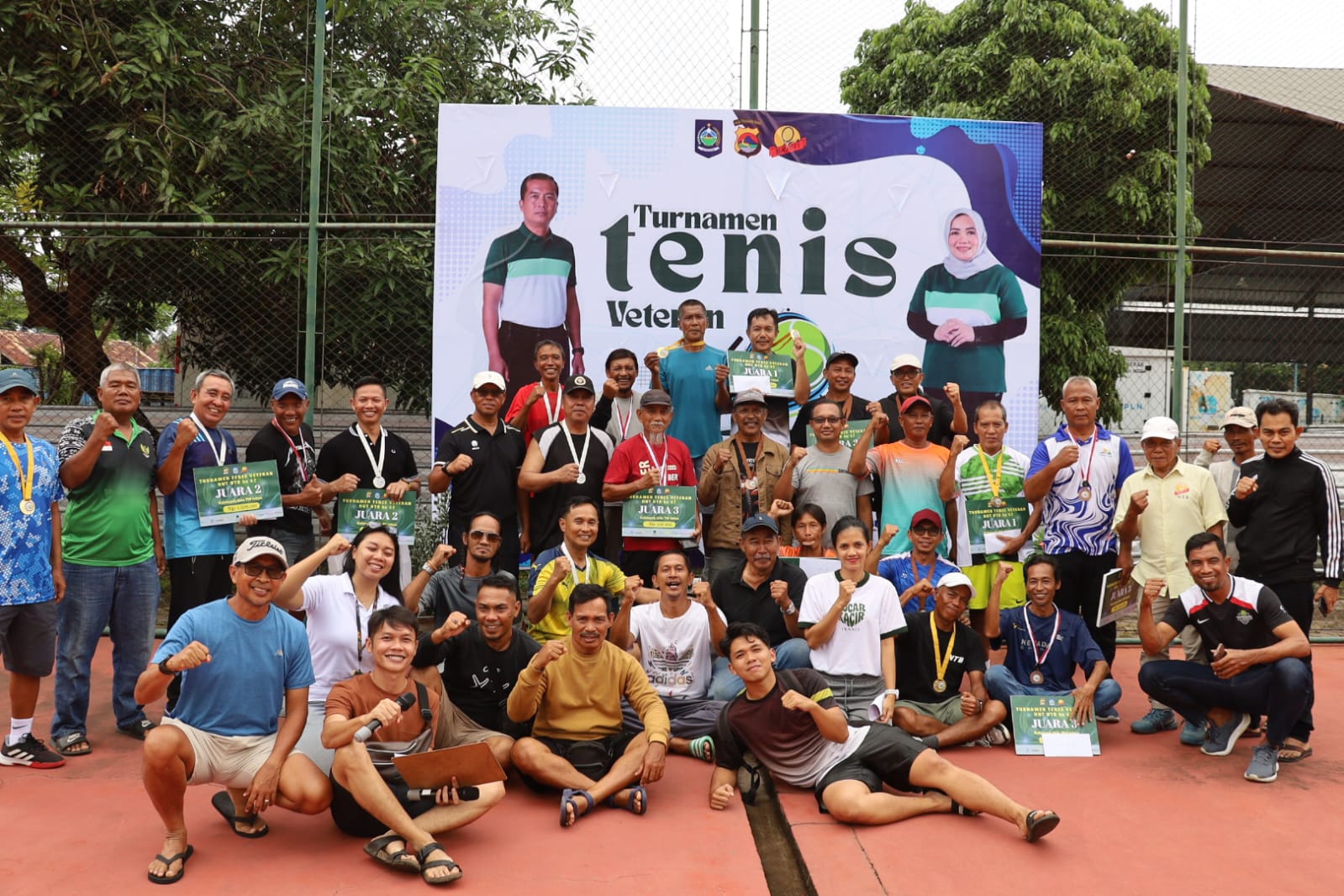 Peserta Kejuaraan Tenis Veteran dalam rangka HUT NTB ke-67 tahun 2025 antusias usai mengikuti kegiatan.
