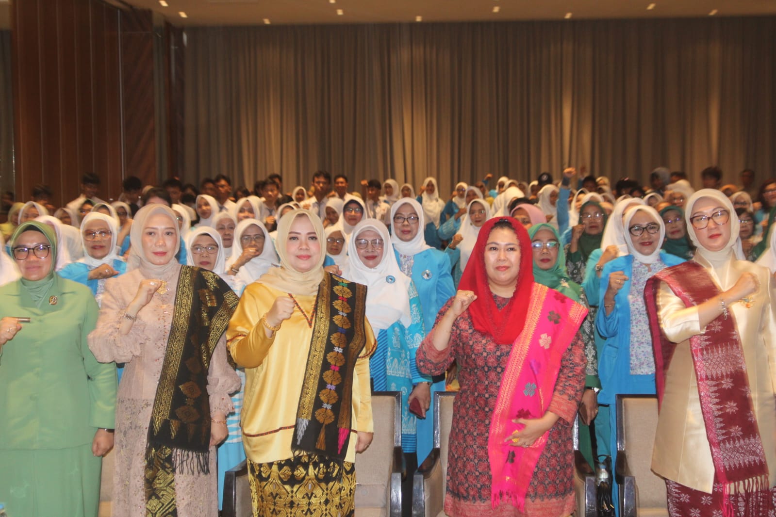 Ketua BKOW NTB Indah Dhamayanti Putri bersama Zannuba Ariffah Chafsoh Wahid dan tamu undangan.