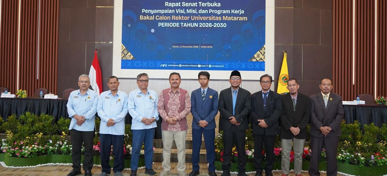 Rektor Unram Prof Bambang Hari Kusumo dan ketua senat foto bersama bakal calon rektor Unram 2026-2030. Lima Bakal Calon Rektor Unram Paparkan Visi 2026&ndash;2030, ini arah kampus ke depan.