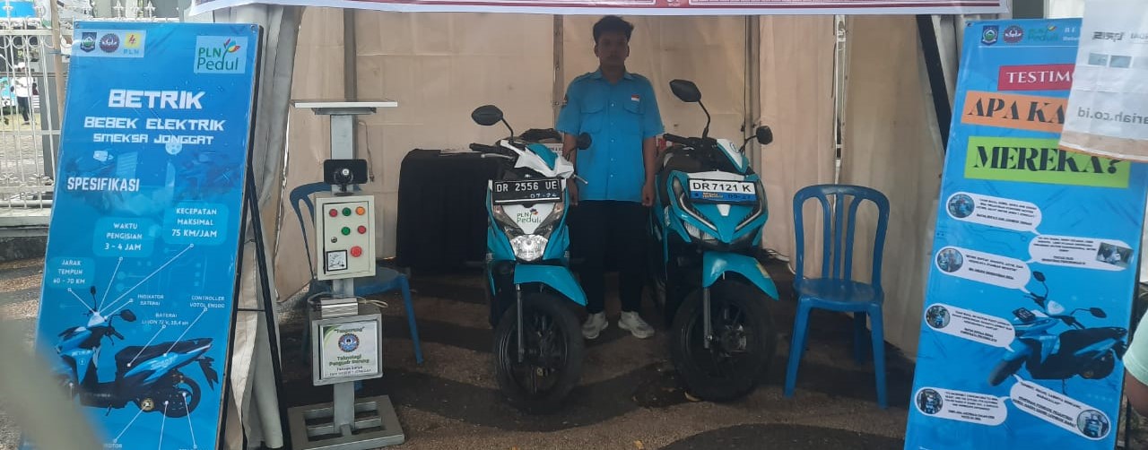 Siswa SMKN 1 Jonggat memamerkan motor listrik Betrik pada NTB Expo di Halaman Kantor Gubernur NTB, Senin (15/12).