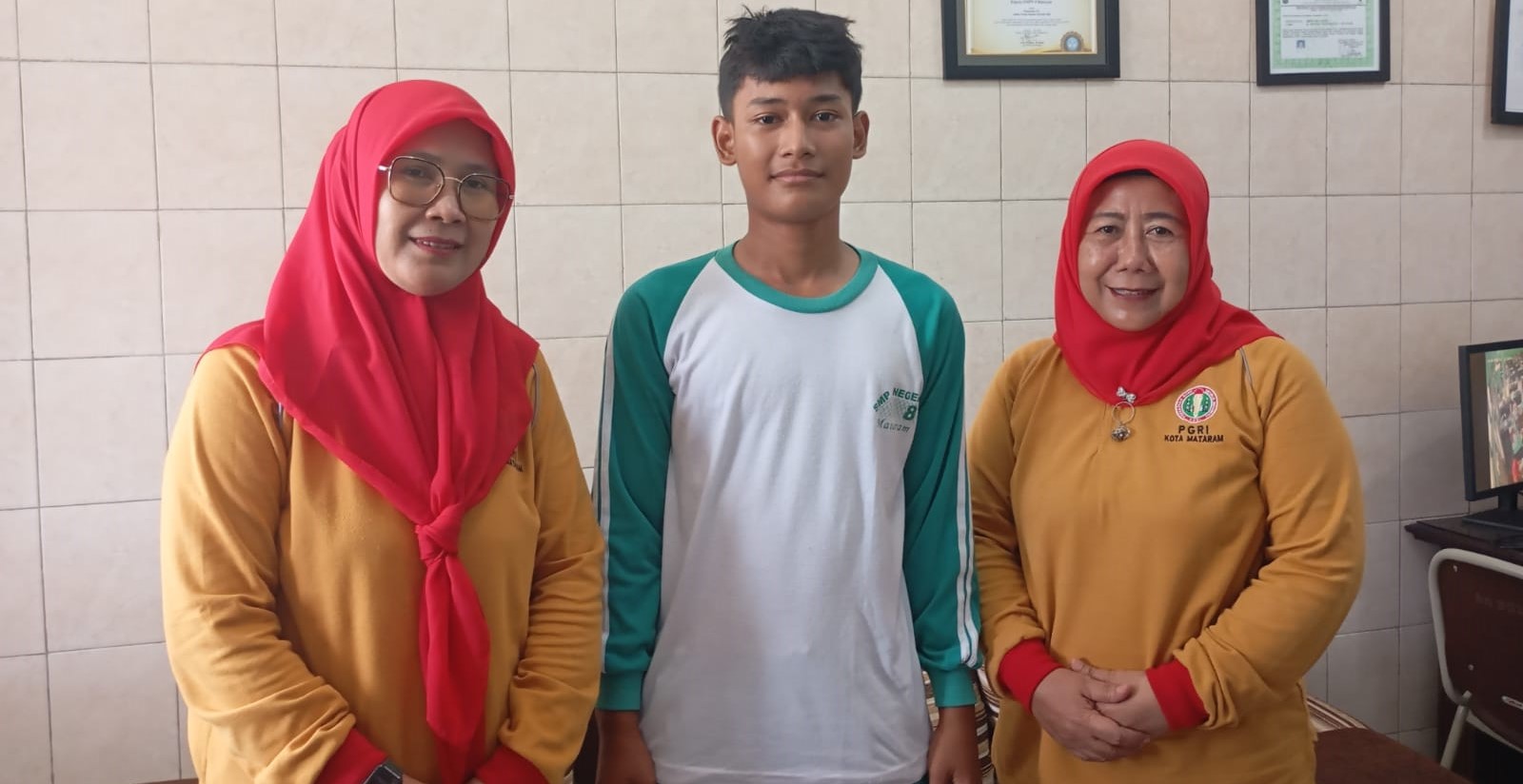 Siswa SMPN 8 Mataram Lalu Harun Abdurrahman peraih juara Coding nasional foto bersama pembina dan guru di sekolah setempat,Selasa (16/12). Harun juara Coding Nasional, unjuk prestasi di Polman Bandung