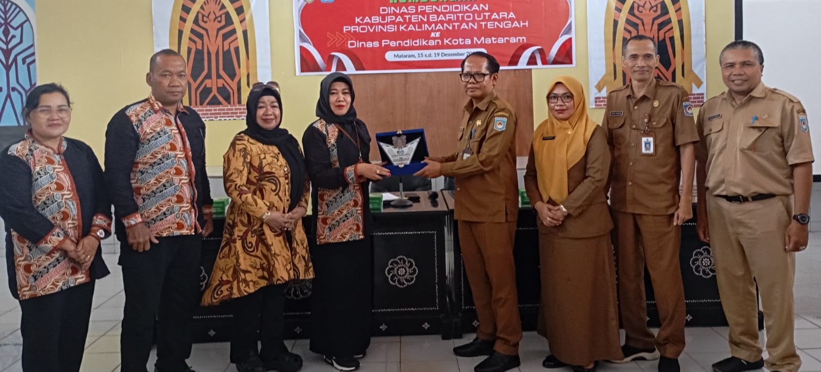 Kepala Disdik Kota Mataram Yusuf menerima cendera mata dari Disdik Kabupaten Barito Utara pada kunjungan, Senin (15/12). Disdik Kota Mataram jadi rujukan, terima kunjungan Disdik Barito Utara.