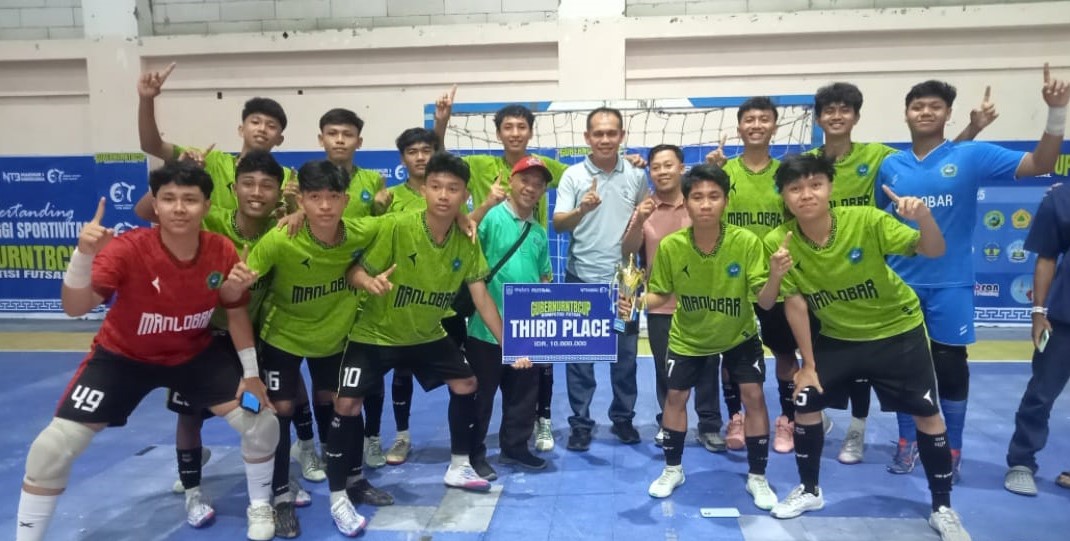 Tim Futsal MAN Lombok Barat meraih Juara III Gubernur Futsal Cup 2025 di GOR Tastura, Lombok Tengah, Minggu lalu (14/12).