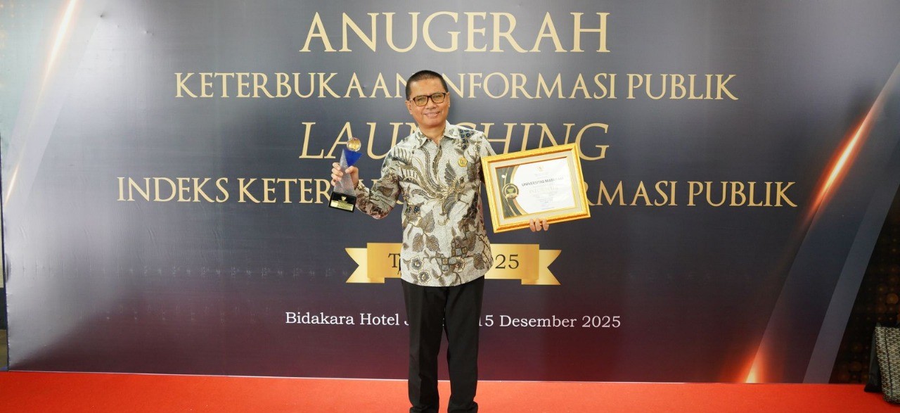 Wakil Rektor Bidang Perencanaan, Kerja Sama, dan Sistem Informasi Unram Prof. Akmaluddin menunjukkan plakat dan sertifikat predikat Informatif 2025 diadakan KI Pusat di Hotel Bidakara, Jakarta Pusat.