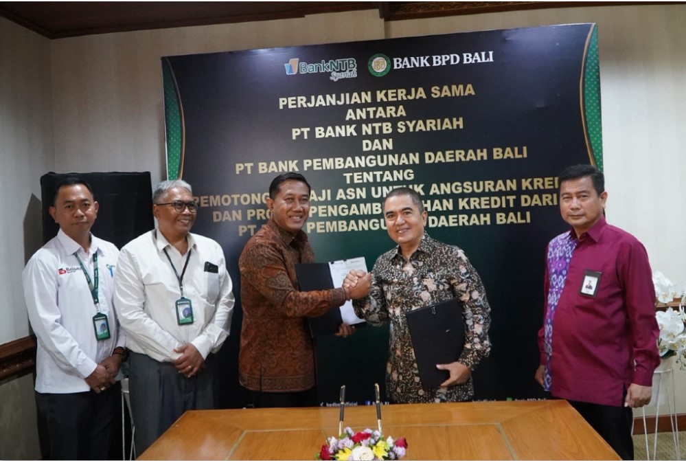 KOLABORASI: Penandatanganan perjanjian kerja sama antara Direktur Utama PT Bank NTB Syariah dengan Direktur Kredit PT Bank Pembanguan Daerah Bali di Denpasar, Senin (15/12).