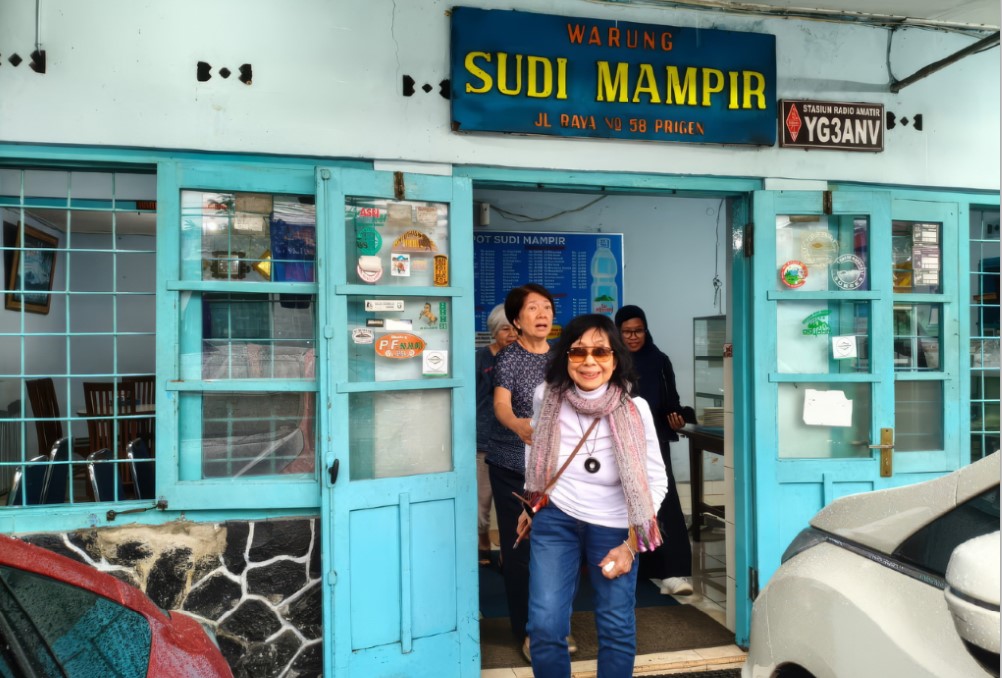 KULINER LOKAL: Hian Eng di salah satu warung di Prigen, Kabupaten Pasuruan, tempat dia menikmati klepon.