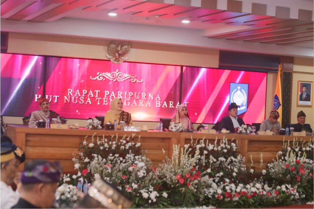 PARIPURNA: Gubernur NTB Lalu Muhamad Iqbal, Wagub Indah Dhamayanti, Ketua DPRD NTB Baiq Isvie Rupaeda saat sidang paripurna Peringatan HUT Ke-67 NTB di Ruang Rapat Utama, Kantor Gubernur NTB.