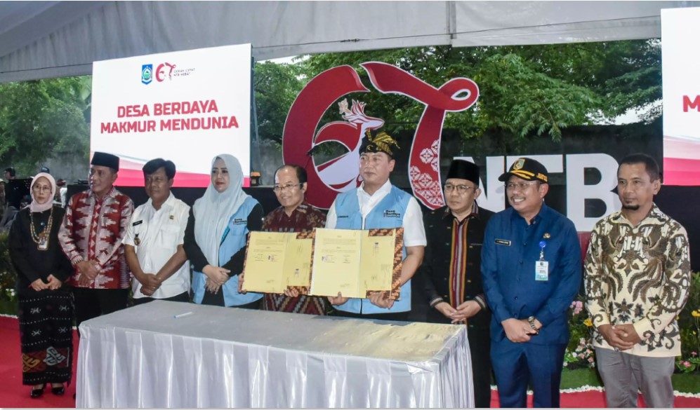 DESA BERDAYA: Gubernur NTB Lalu Muhamad Iqbal, Wagub Indah Dhamayanti Putri bersama sejumlah bupati/dan wali kota saat peluncuran program Desa Berdaya di Lapangan Gunung Malang, Kebon Ayu, Gerung.