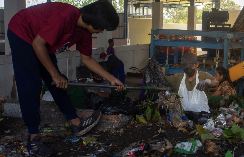 Petugas pemilahan sampah