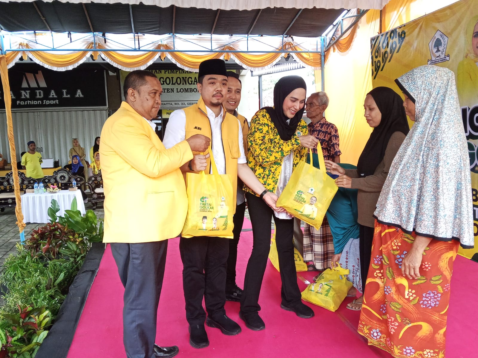 SEDERHANA: Perayaan HUT Golkar ke-61 Lombok Barat diwarnai dengan aksi bhakti sosial penyaluran bansos hingga pemeriksaan kesehatan dan pengobatan gratis, Selasa (16/12).