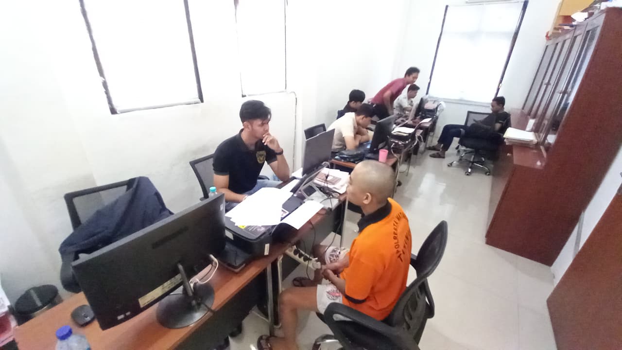 INTEROGASI: Pelaku kekerasan seksual berinisial WY diperiksa penyidik Unit PPA Satreskrim Polresta Mataram, Selasa (16/12).&nbsp;