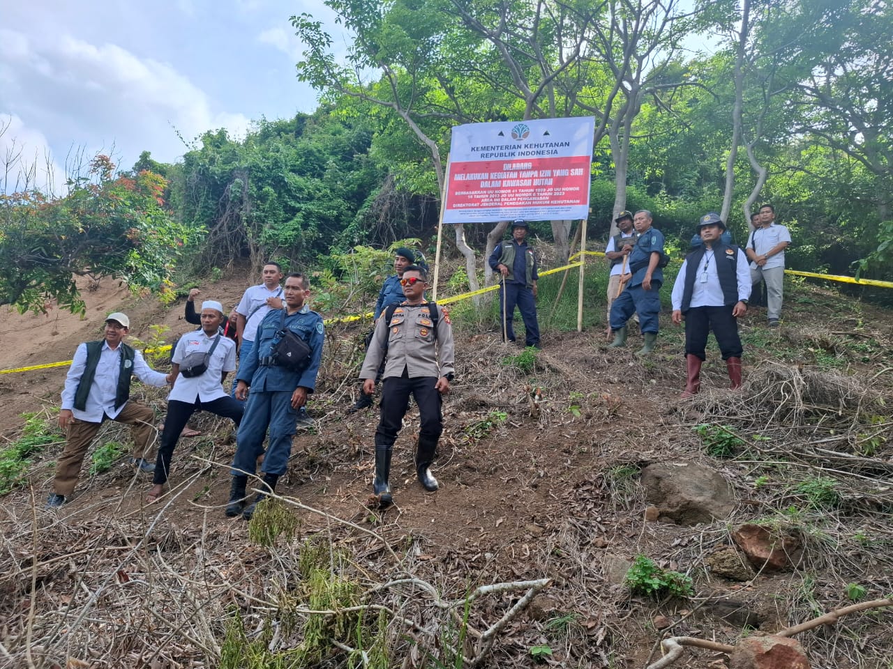 Tim gabungan berpatroli, melakukan pengawasan di kawasan hutan RTK 23 Gunung Prabu Dundang, di Loteng, untuk mencegah munculnya kembali aktivitas ilegal, belum lama ini.