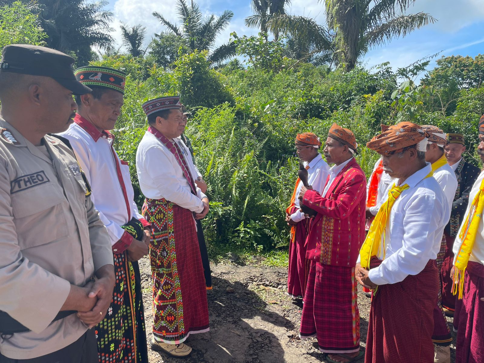 Prosesi adat Roko Molas Poco sebagai bagian dari rangkaian peresmian Rumah Adat Gonggor.