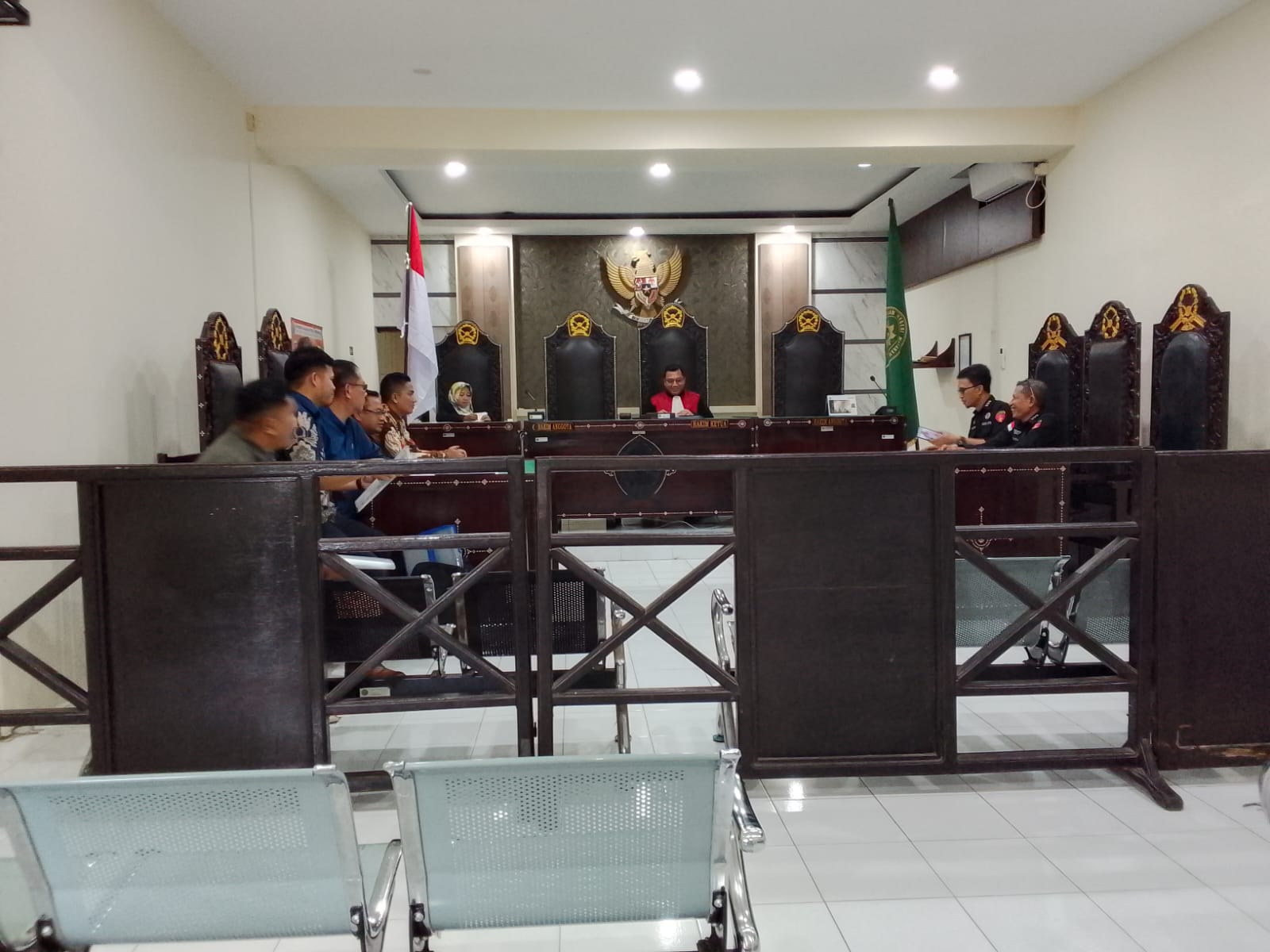 SIDANG PERDANA: Para pihak hadir pada sidang praperadilan kasus gratifikasi DPRD NTB di PN Mataram, Selasa (16/12).