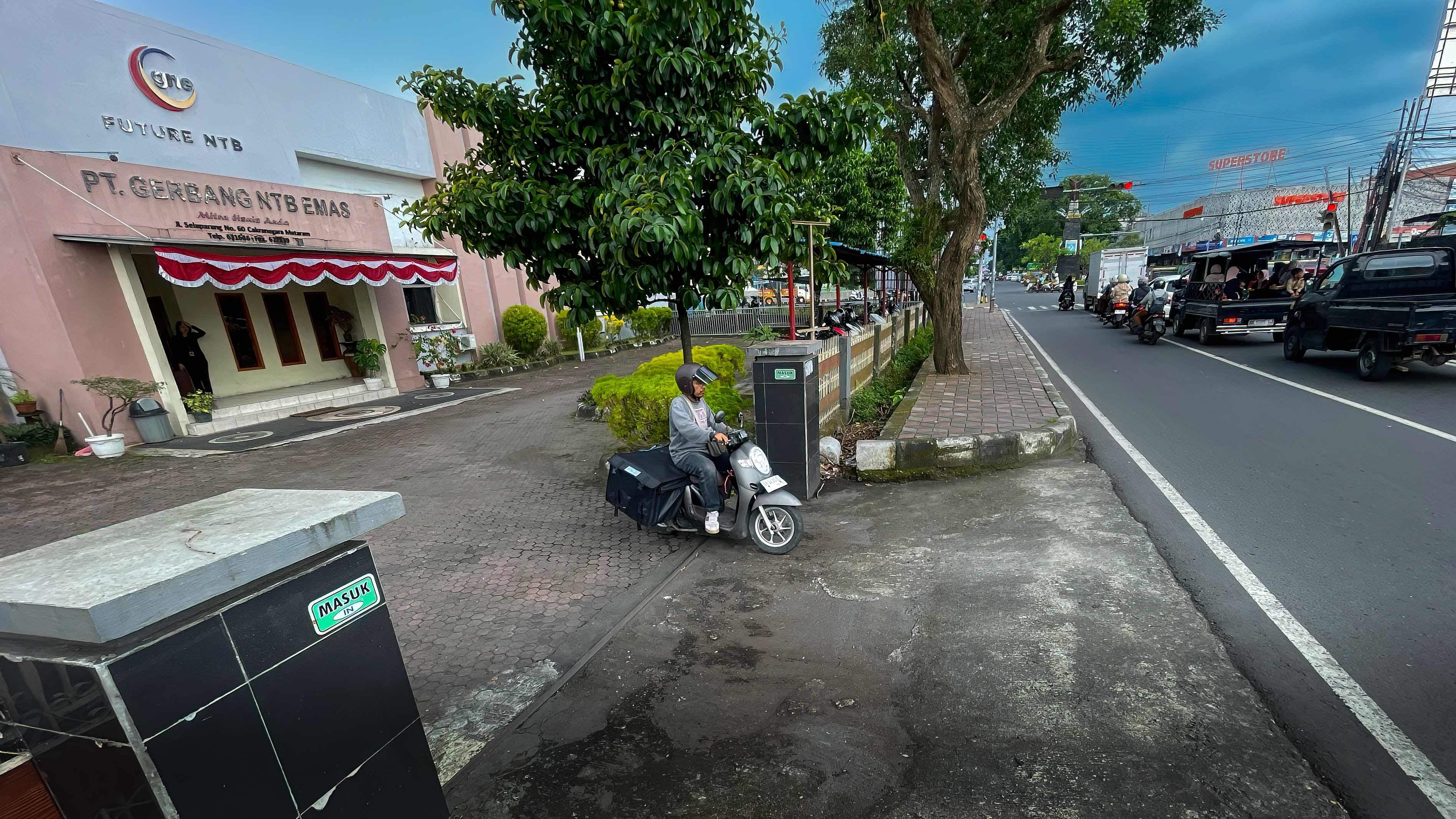 MILIK DAERAH: Suasana lalu lintas padat kendaraan bermotor, di depan kantor PT GNE, beberapa waktu lalu.