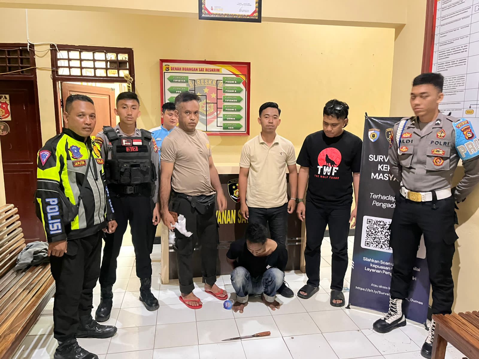 Pelaku Arif diamankan di Polres Bima usai menghabisi istrinya, Selasa (16/12).