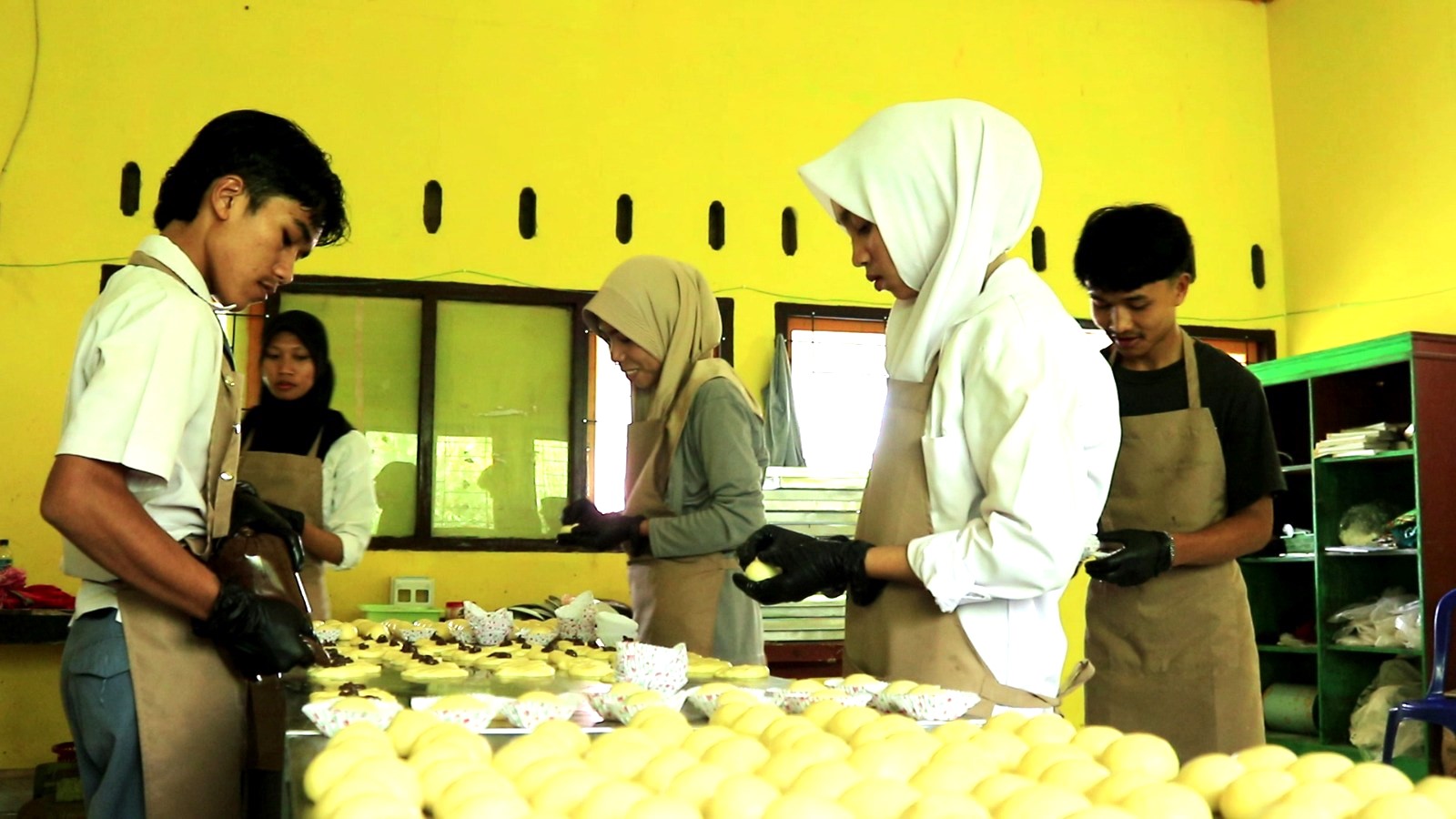 PROSES PRODUKSI: Siswa SMKP Aik Bual memproduksi roti untuk menu tambahan MBG, belum lama ini.