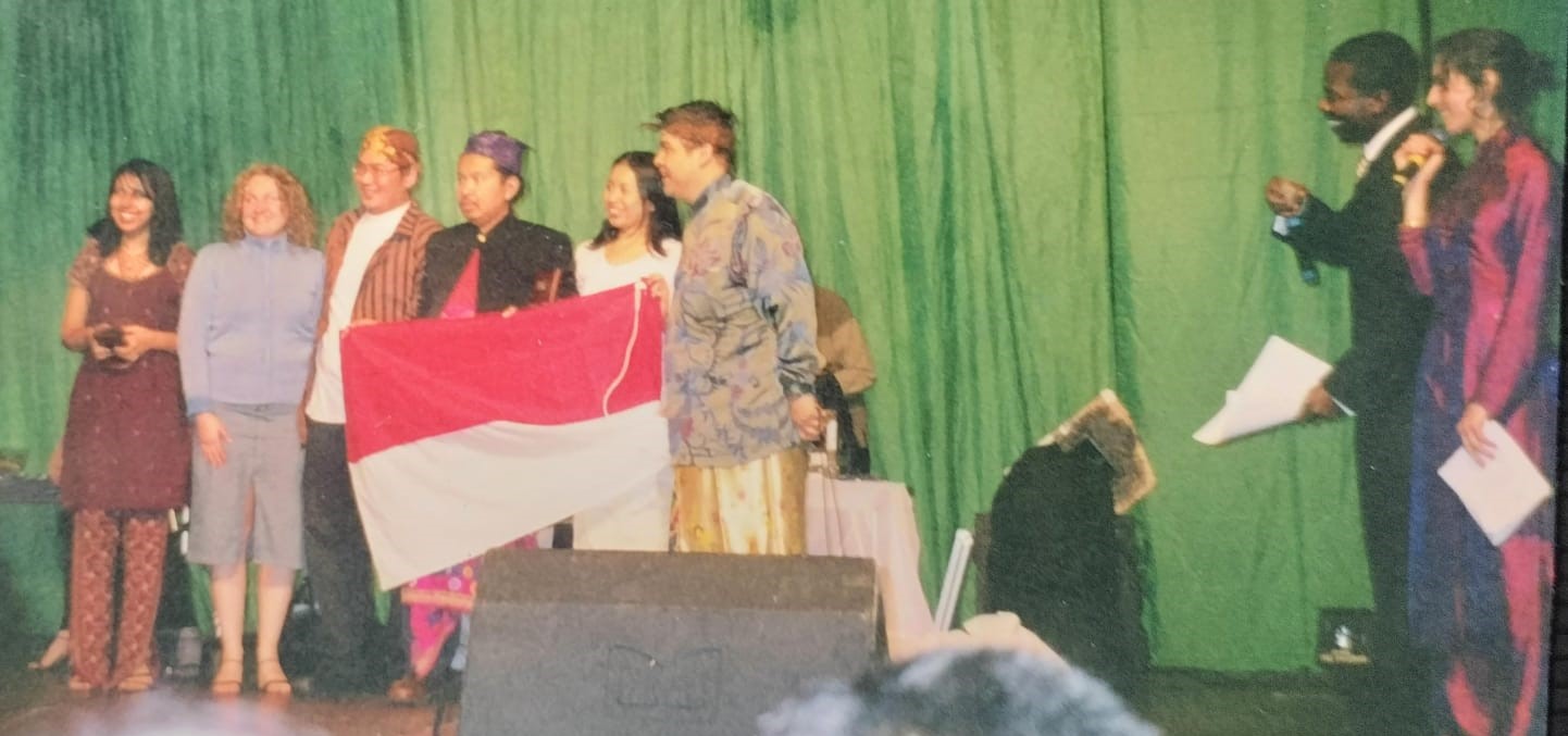 Sebagai Ketua Perhimpunan Pelajar Indonesia (PPI), Prof. Yusron Saadi menerima penghargaan The Best Stall pada acara festival International Food Evening University of Sheffield 2000.