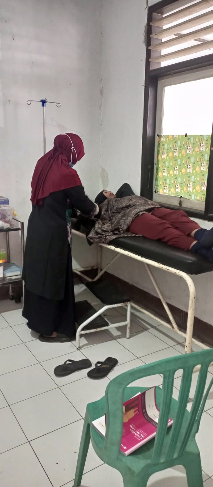 Fitriwani saat mengecek kesehatan salah seorang warga di Puskesmas Sembalun belum lama ini.