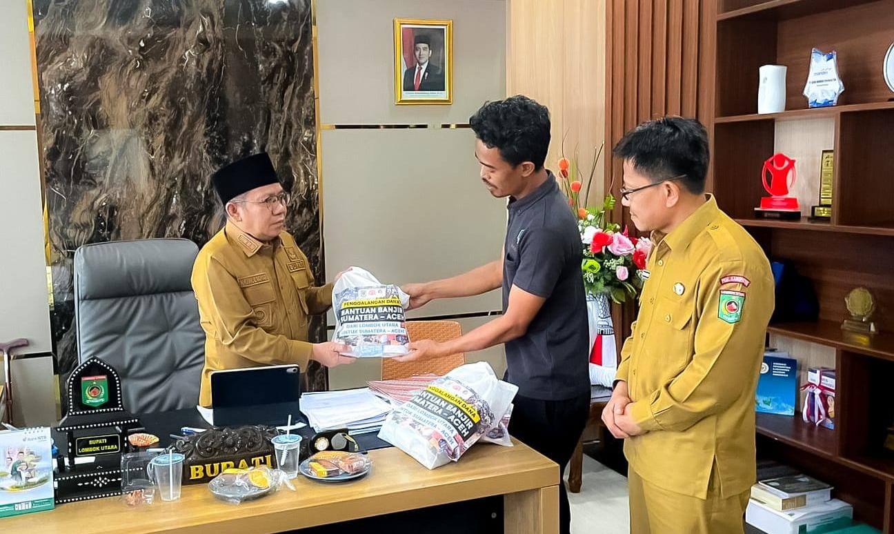 AKAN DIANTAR BUPATI: Ketua Barasiaga Hadi Fatahillah menyerahkan hasil penggalangan dana untuk korban bencana di Aceh, kepada Bupati Najmul