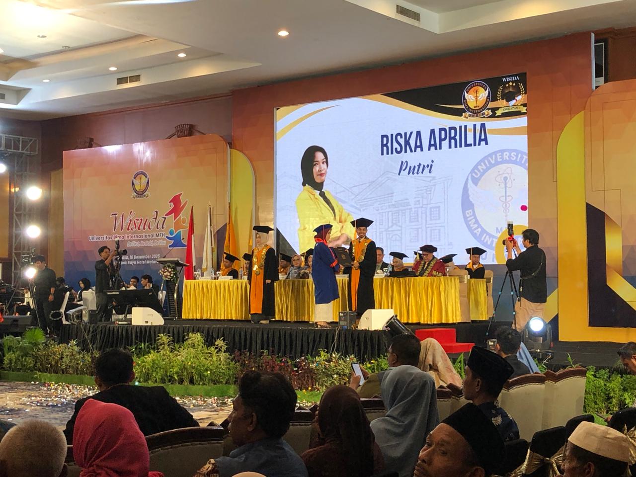 WISUDA PERDANA: Universitas Bima Internasional MFH Mataram (UNBIM) menggelar wisuda perdana bagi 313 wisudawan pada Wisuda I Tahun Akademik 2024&ndash;2025