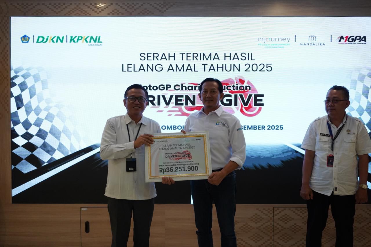 KPKNL Mataram secara simbolis menyerahkan hasil Dana Lelang Amal MotoGP&trade; 2025 kepada ITDC