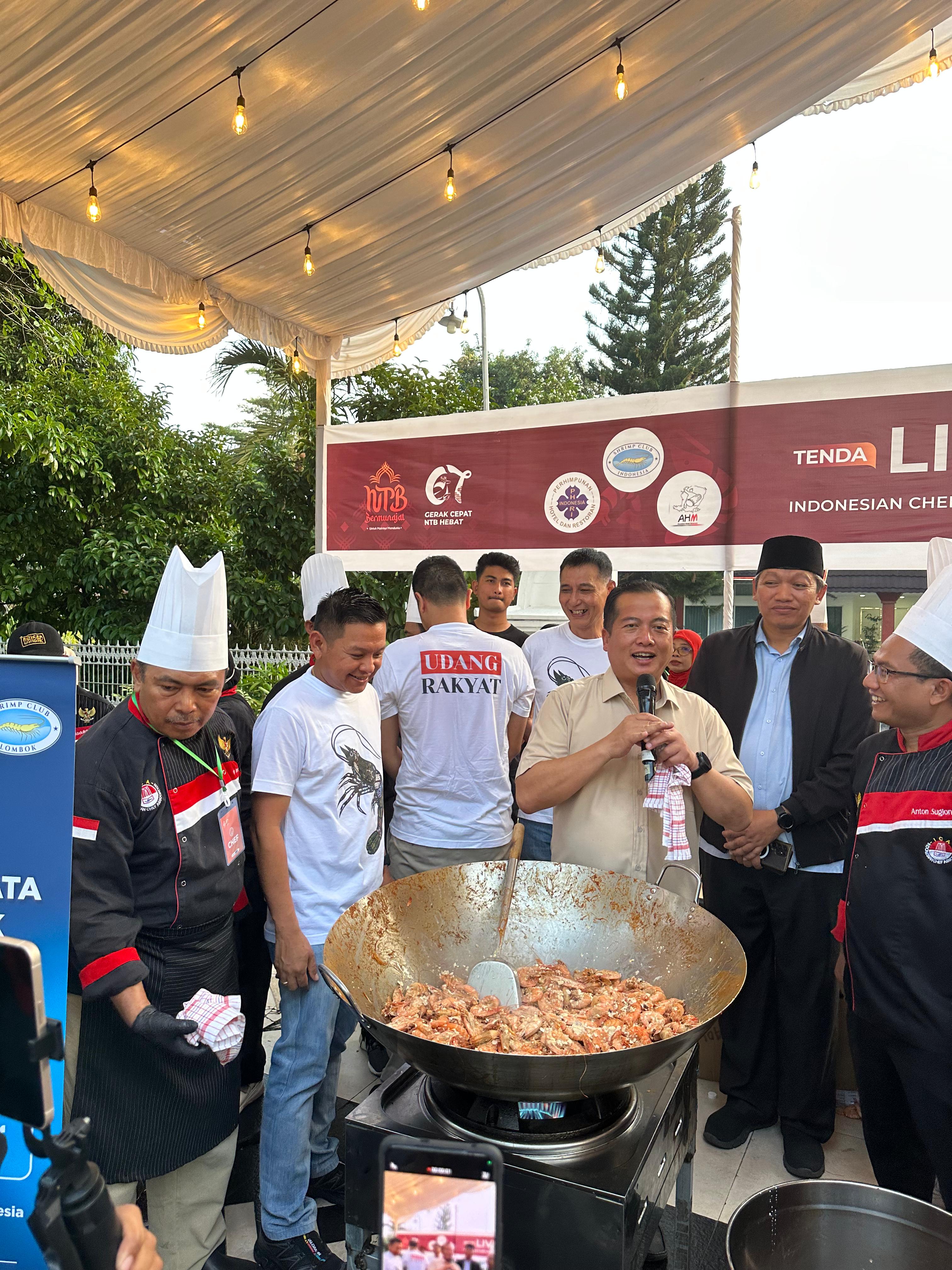 Gubernur NTB Lalu Muhamad Iqbal, saat ikut memasak udang bersama chef, di NTB Expo dalam rangka HUT NTB ke-67, Rabu (17/12).