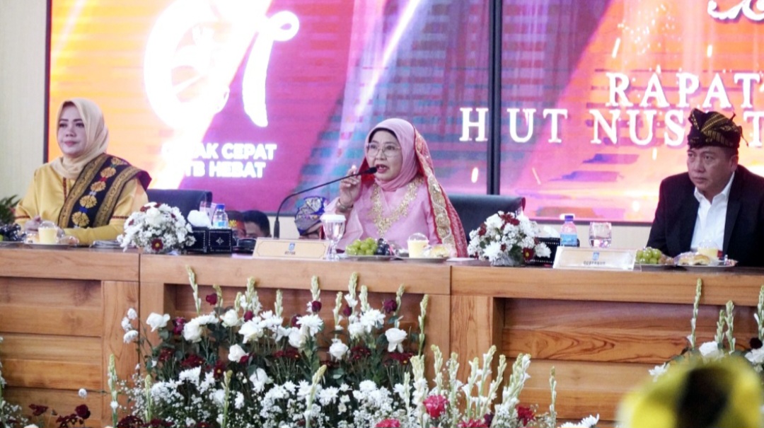 Ketua DPRD NTB Baiq Isvie Rupaeda (tengah) bersama Gubernur NTB Lalu Muhamad Iqbal dan Wagub Indah Dhamayanti Putri saat paripurna peringatan Hari Ulang Tahun (HUT) Ke-67 Provinsi NTB, Selasa (16/12).