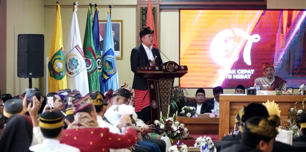 Gubernur NTB Lalu Muhamad Iqbal menyampaikan sambutan dalam rapat paripurna memperingati HUT ke-67 Provinsi NTB, Selasa (16/12).