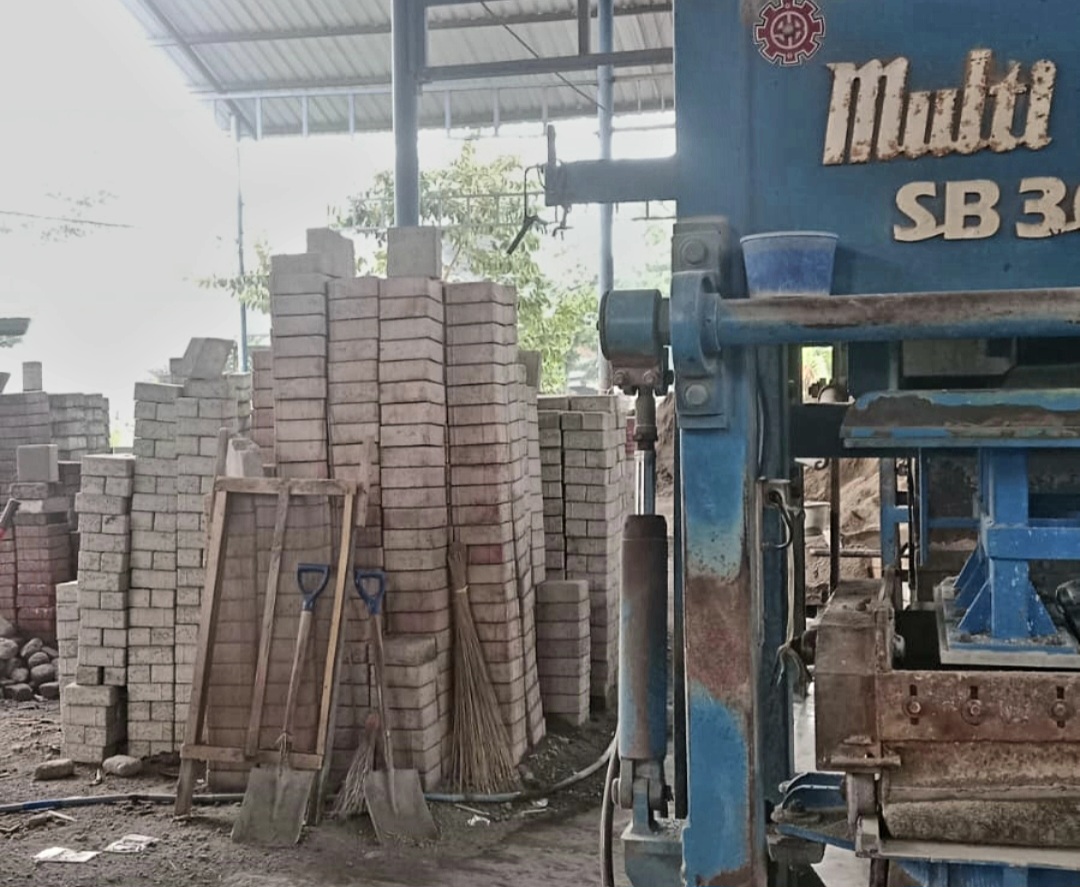 Sejumlah produk beton dan paving hasil produksi PT GNE.