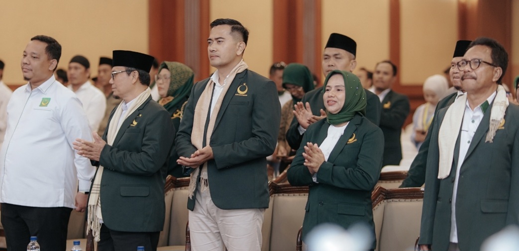 Ketua Umum PBB Gugum Ridho Putra (tiga dari kanan) di acara pelantikan serentak pengurus DPW dan DPC PBB se-NTB, Senin (15/12).