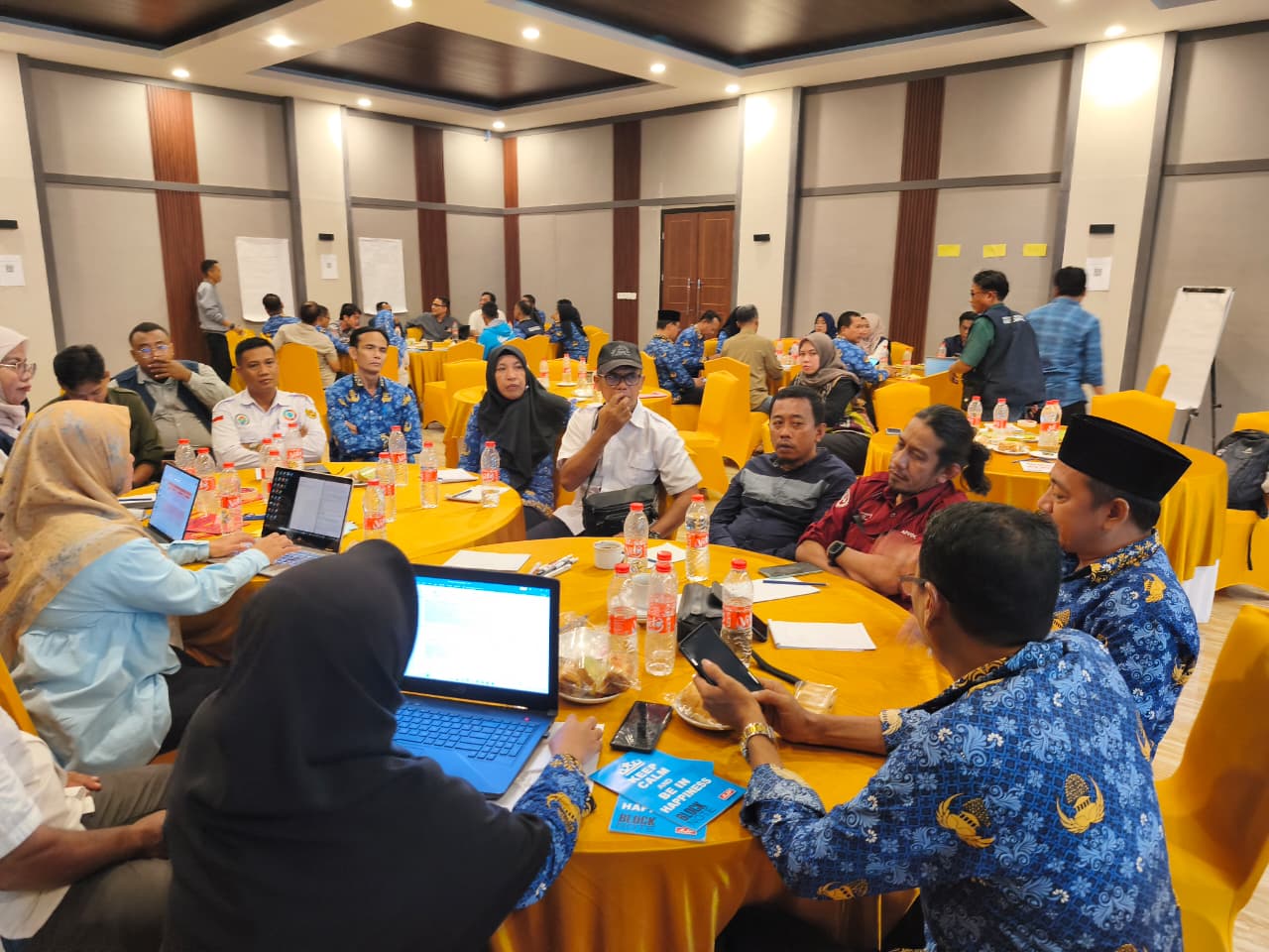 Konsultasi publik hasil kajian ketangguhan pulau kecil di Pulau Bungin, Pulau Moyo, dan Pulau Medang di Sumbawa Besar, Rabu (17/12).