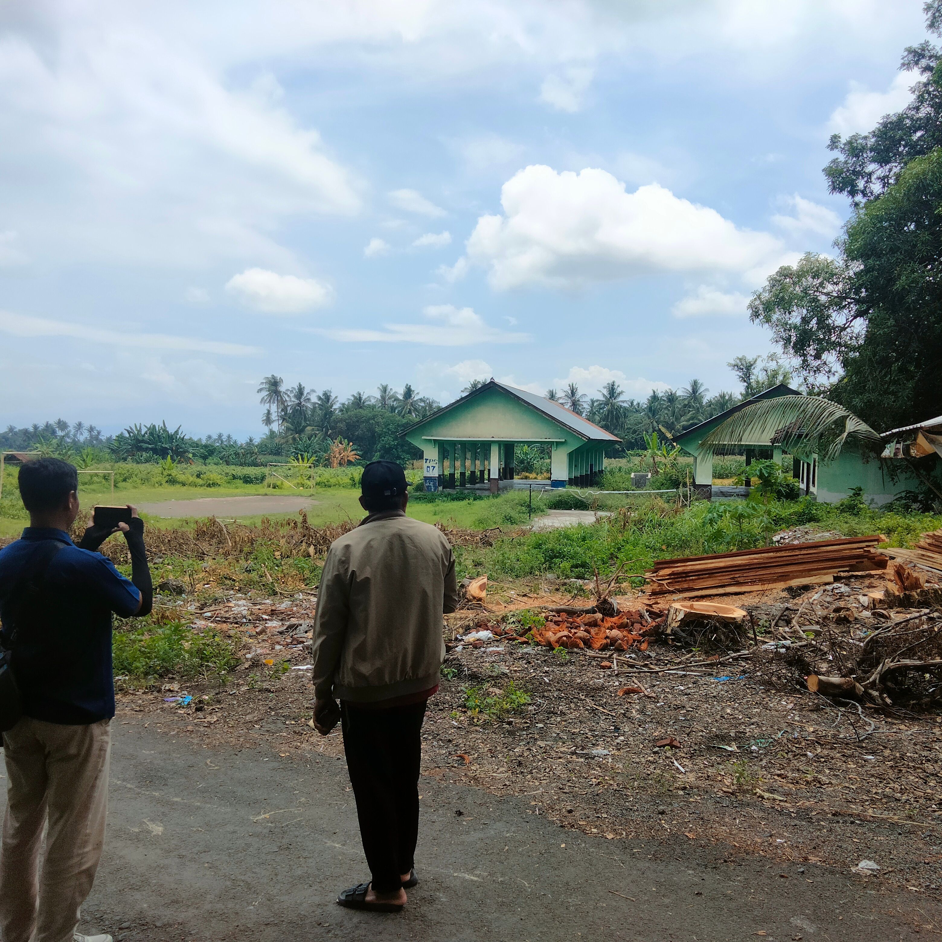 Kades Kalijaga Timur Hiswaton saat menunjukkan bangunan pasar di Desa Kalijaga Timur yang berdiri di lahan milik Pemkab Lotim.