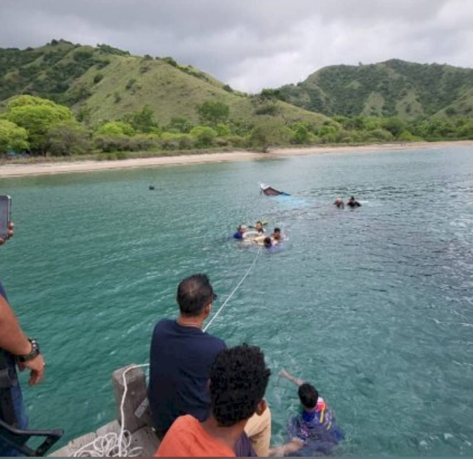 Tim Gakkum BTNK menangkap tiga orang pemburu rusa di Pulau Komodo, Minggu (14/12).