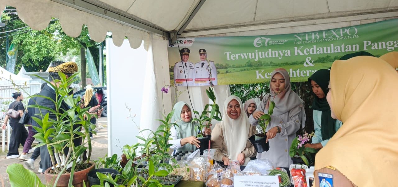 Siswa SMKPPN Mataram memamerkan produk Tefa program Keahlian Agribisnis Tanaman serta Program Keahlian Agriteknologi Pengolahan Hasil Pertanian pada NTB Expo di Halaman BPKAD NTB, Selasa lalu (16/12).