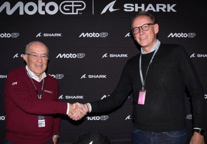 SHARK dan MotoGP resmi berkolaborasi menghadirkan helm berlisensi MotoGP mulai 2026, mengusung identitas baru Faster. Forward. Fearless.