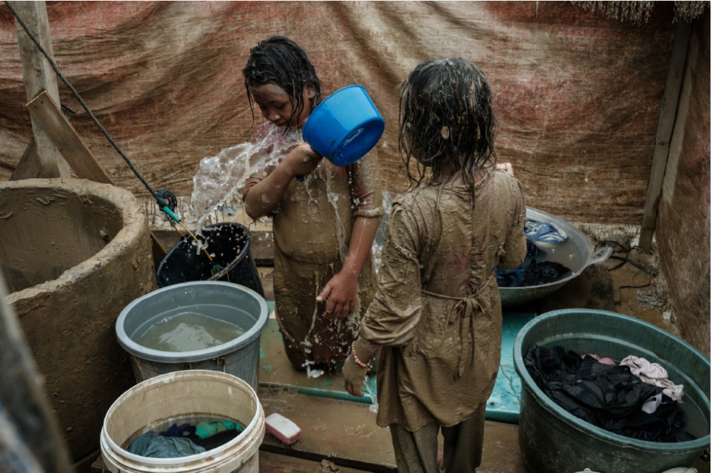 MEMPRIHATINKAN: Anak-anak korban bencana banjir bandang sedang mandi di Babo, Aceh Tamiang, Provinsi Aceh, pada Senin (15/12). Akibat bencana ini, ribuan warga kehilangan tempat tinggal.