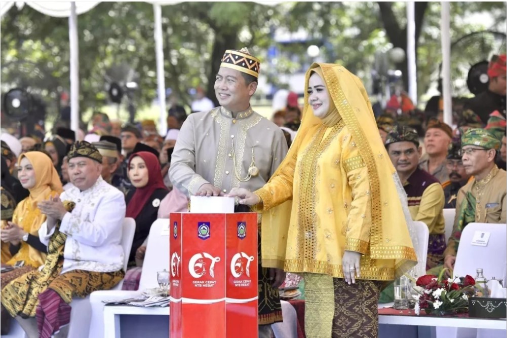 DIRGAHAYU NTB: Gubernur NTB Lalu Muhamad Iqbal bersama Wagub Indah Dhamayanti Putri saat syukuran peringatan HUT ke-76 NTB di halaman Kampus IPDN NTB, Praya, Loteng, Rabu (17/12).