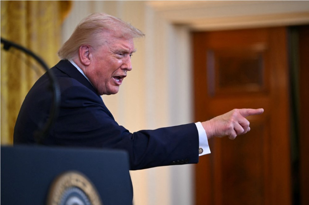 RESMI: Presiden Donald Trump memasukkan Syria dan pemegang paspor Otoritas Palestina dalam daftar negara yang terkena larangan perjalanan ke Amerika Serikat.