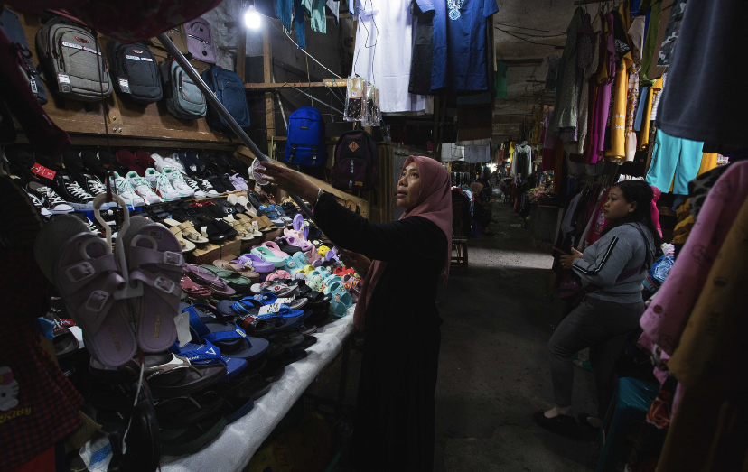 Seorang pedagang di Pasar Cakranegara merapikan lapaknya.